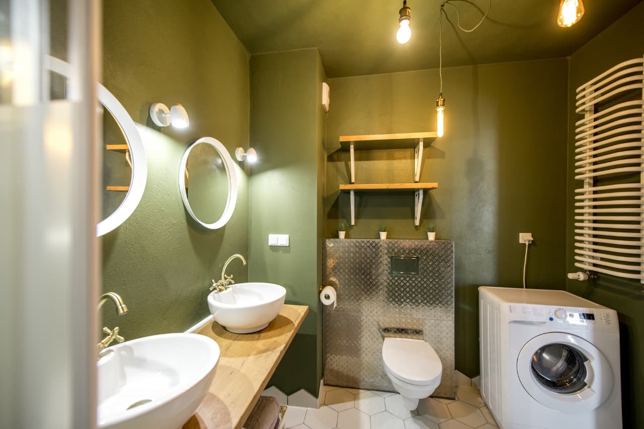 Salle de bain avec murs peints en vert olive et double vasque